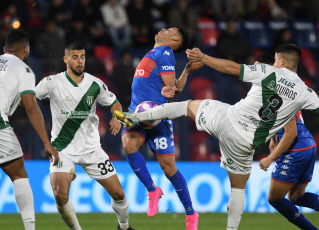 Buenos Aires, Argentina.- In the photos taken on July 5, 2023, during the match between Banfield and Tigre at the Estadio Monumental de Victoria (José Dellagiovanna) for the Argentine Professional League. Banfield beat Tigre 2-1 with a brace from Bisanz, while Luciatti got discount and was then sent off.