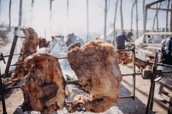 San Juan, Argentina.- En las fotos tomadas el 14 de julio del 2023, las personas compran asado en medio de la situación económica que atraviesa el país. La Argentina registró en junio la segunda inflación más alta de América Latina y la tercera más alta del mundo con el 115,6% informado por el Indec. En América Latina, el país quedó segundo detrás de Venezuela, que sin embargo, en sintonía con otros países, muestra una desaceleración del índice anual de precios.