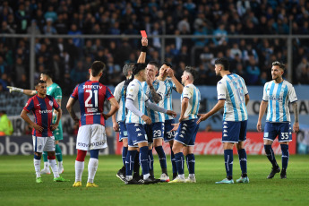 Buenos Aires, Argentina.- En las fotos tomadas el 5 de julio del 2023, durante el partido entre San Lorenzo y Racing por el título de la Liga Profesional Argentina en el Cilindro de Avellaneda. San Lorenzo empató 1-1 con Racing en un duelo polémico, con un expulsado por lado, reclamos de penales no sancionados y un empate que dejó a los de Boedo sin chances de pelearle el título a River.