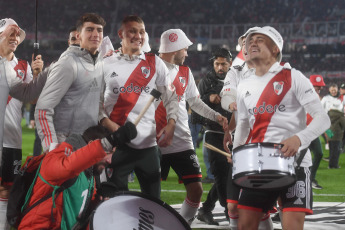 Buenos Aires, Argentina.- En las fotos tomadas el 15 de julio del 2023, River Plate celebra su inminente consagración en la Liga Profesional de Fútbol (LPF) tras el partido con Estudiantes de La Plata en el Monumental. River Plate venció a Estudiantes de La Plata por 3 a 1 y se coronó campeón de la Liga Profesional de Fútbol con dos fechas de anticipación, acompañado por 86.000 fervorosos hinchas que vivieron una fiesta completa en el Monumental.