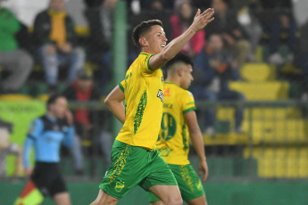 Buenos Aires, Argentina.- En las fotos tomadas el 23 de julio del 2023, durante el partido entre Defensa y Justicia y Sarmiento por la 26ta. fecha de la Liga Profesional de Fútbol en el Estadio Norberto Tomaghello. Defensa y Justicia venció por 3-0 a Sarmiento como local. Para Defensa y Justicia los goles fueron marcados por Nicolás Tripicchio (a los 11 minutos), David Barbona (a los 54 minutos) y Facundo Echevarría (a los 93 minutos). En la próxima fecha, Sarmiento se medirá con Banfield, mientras que Defensa y Justicia tendrá como rival a Union.