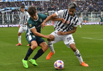 Buenos Aires, Argentina.- En las fotos tomadas el 24 de julio del 2023, durante el partido entre Gimnasia y Talleres en el estadio Kempes Nahuel Bustos. Talleres empató 2-2 con Gimnasia, Gastón Benavídez abrieron el marcador para la T, pero el Lobo igualó las acciones con doblete de Eric Ramírez.