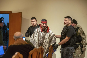 Chubut, Argentina.- En las fotos tomadas el 27 de julio del 2023, durante el juicio de extradición del referente mapuche Facundo Jones Huala (centro) en el Escuadrón 36 de Gendarmería, en la ciudad de Esquel, provincia de Chubut. Huala, prófugo de la Justicia chilena desde febrero de 2022 y detenido en Argentina en enero pasado, fue condenado por delitos de incendio y porte ilegal de armas cometidos en Chile en 2013.