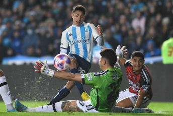 Buenos Aires, Argentina.- En las fotos tomadas el 24 de julio del 2023, durante el partido entre Racing y Central Córdoba por la jornada 26 de la Liga Profesional Argentina en el Estadio Presidente Perón (Cilindro de Avellaneda). Racing venció por 3-1 a Central Córdoba como local. Para Racing los goles fueron marcados por Juan Nardoni (a los 40 minutos), Agustín Ojeda (a los 46 minutos) y Nicolás Oroz (a los 57 minutos). Para Central Córdoba el gol fue marcado por Enzo Kalinski (a los 66 minutos).