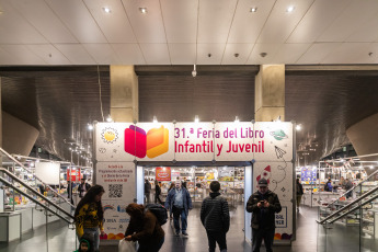 Buenos Aires, Argentina.- En las fotos tomadas el 14 de julio del 2023, argentinos visitan los stands de la Feria del Libro Infantil y Juvenil en el Centro Cultural Kirchner (CCK). Más de 100 espectáculos de narración, 200 talleres de ciencia, más de 100 talleres de ilustración, un festival de historieta para chicos entre 6 y 12 años y otro para jóvenes lectores de entre 13 y 17, son solo algunas de las actividades que integran este gran evento cultural de la literatura infantil y juvenil.