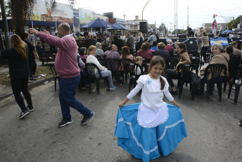 Santa Fe, Argentina.- En las fotos tomadas el 9 de julio del 2023, argentinos participan de las actividades para conmemorar el 207° aniversario de su independencia. Este domingo, se conmemoró la firma del Acta de la Declaración de Independencia en 1816. Cabe señalar que cada año, el 9 de julio se celebra como un feriado nacional en Argentina.