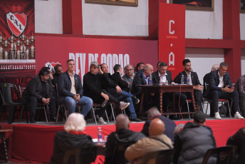 Buenos Aires, Argentina.- En las fotos tomadas el 6 de julio del 2024, durante la Asamblea de Representantes del Club Independiente, donde Néstor Grindetti fue elegido como presidente y ocupará el cargo hasta 2026. La Asamblea determinó que el dirigente de 68 años, que también es precandidato a Gobernador de la Provincia de Buenos Aires por el espacio Juntos por el Cambio, en la lista que encabeza Patricia Bullrich, seguirá desempeñándose en el cargo que ocupaba de forma provisoria.