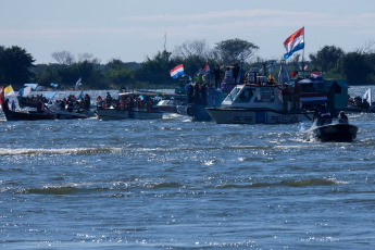 Corrientes, Argentina.- En las fotos tomadas el 16 de julio del 2023, se realizó la procesión náutica por el río Paraná, que incluye el encuentro de las imágenes de las vírgenes de Itatí con la de Caacupé, proveniente de Paraguay, en el marco de el 123° aniversario de la coronación pontificia de la Virgen de Itatí. Del evento, participaron más de 300.000 personas con el lema “Con María de Itatí, aprendemos a escuchar, discernir y misionar”. Itatí deviene de las palabras guaraníes "itá morotí", que significa “punta de piedra” y su abreviación da origen al nombre.