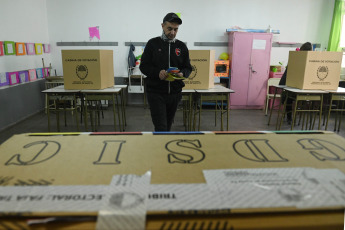 Santa Fe, Argentina.- In the photos taken on July 16, 2023, Argentines participate in the primary elections in the province of Santa Fe. With more than 98 percent of the tables, Maximiliano Pullaro is the winner of the elections and imposed inside the space that represents Together for Change; meanwhile, Marcelo Lewandowski led the pro-government front.