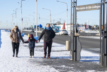 Santa Cruz, Argentina.- En las fotos tomadas el 28 de julio del 2023, muestra las calles de Santa Cruz, Argentina en medio de la ola polar. El Servicio Meteorológico Nacional (SMN) emitió una alerta meteorológica por frío extremo en 17 localidades de Argentina. El organismo advirtió que las provincias de Santa Cruz, Chubut y Tierra del Fuego, registrarán temperaturas bajo cero.