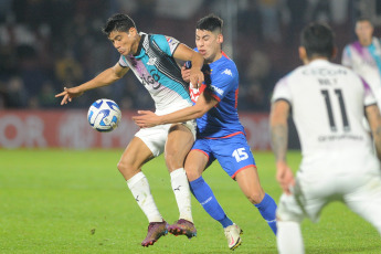 Buenos Aires, Argentina.- En las fotos tomadas el 20 de julio del 2023, durante el partido entre Libertad y Tigre por la Copa Sudamericana en el Estadio José Dellagiovanna, ubicado en San Fernando, Provincia de Buenos Aires. Con gol de Alexander Barboza, Libertad venció 1-0 a Tigre, en la vuelta de los play offs de la Copa Sudamericana 2023. Con este resultado, el elenco paraguayo avanzó a la siguiente etapa del certamen continental.