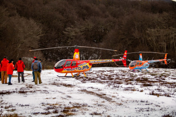 Ushuaia, Argentina.- En las fotos tomadas el 1 de agosto del 2023, las personas visitan la ciudad de Ushuaia durante las vacaciones de invierno. Más de 5,5 millones de turistas se movilizaron durante las vacaciones de invierno, un 6,7% más que en 2022, que también había sido récord, según el informe de la Confederación Argentina de la Mediana Empresa (CAME). El impacto económico superó los $410.633 millones.