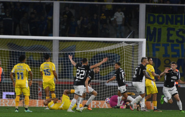 Córdoba, Argentina.- En las fotos tomadas el 2 de agosto del 2023, durante el partido entre Rosario Central y Chaco For Ever en el Estadio Mario Alberto Kempes, por los 16avos. de final de la Copa Argentina. Rosario Central, que dominó el partido y llegó en más ocasiones, perdió 1-0 con Chaco For Ever. El gol, fue anotado por Jonathan Dellarossa a los 43 minutos del segundo tiempo.