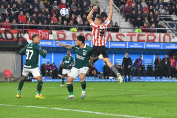 Buenos Aires, Argentina.- En las fotos tomadas el 2 de agosto del 2023, durante el partido entre Estudiantes y Goias en el cruce de ida de los octavos de final de la Copa Sudamericana en el estadio Jorge Luis Hirschi. Estudiantes de La Plata logró una contundente victoria al derrotar a Goias por con un resultado de 3 a 0. Guido Carrillo (54) y Benjamín Rollheiser (62 y 83) anotaron los goles para la victoria del Pincha.