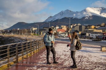 Ushuaia, Argentina.- In the photos taken on August 1, 2023, people visit the city of Ushuaia during the winter holidays. More than 5.5 million tourists mobilized during the winter holidays, 6.7% more than in 2022, which had also been a record, according to the report by the Argentine Confederation of Medium Enterprises (CAME). The economic impact exceeded $410,633 million.