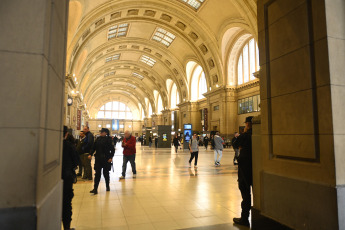 Buenos Aires, Argentina.- En las fotos tomadas el 15 de agosto del 2023, autoridades participan de un operativo en la estación Constitución, de la ciudad de Buenos Aires, por una amenaza de bomba. Desde Trenes Argentinos informaron que, cerca de una hora después de la amenaza, el resultado de la búsqueda fue negativo. Fuentes de la Policía de la Ciudad informaron que el operativo comenzó luego de que se recibiera un llamado al 911 de la Provincia de Buenos Aires indicando que había una bomba en el interior de una formación.