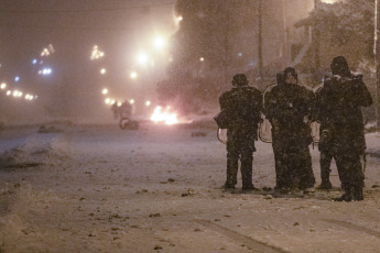 Bariloche, Argentina.- En las fotos tomadas el 23 de agosto del 2023, la policía es desplegada en las calles de Bariloche en medio de disturbios y saqueos que concluyó con once personas detenidas en la ciudad por participar de los hechos o por “actitud sospechosa”, según informó la Policía de Río Negro.