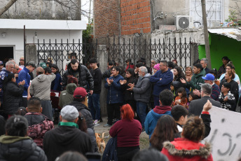 Buenos Aires, Argentina.- In the photos taken on August 10, 2023, family and friends say goodbye to the remains of Morena Domínguez at her father's house, in the town of Lanús in Buenos Aires. Some of the campaign closing ceremonies in Argentina were suspended just four days before the presidential primary elections. As reported by the police report, the assault at the hands of "motochorros" (people who steal and flee on a motorcycle) and the subsequent death of Morena Domínguez, led to the decision of the candidates.