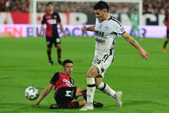 Rosario, Argentina.- In the photos taken on August 21, 2023, during the match between Newell's and Central Córdoba de Santiago del Estero for date 1 of Zone B of the 2023 Professional League Cup at the Marcelo Bielsa stadium. Newell's beat Central Córdoba 2-0 with goals from Gustavo Damián Canto (against) and Brian Nicolás Aguirre.