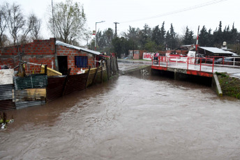 Buenos Aires, Argentina.- En las fotos tomadas el 18 de agosto del 2023, muestra las zonas afectadas por severas lluvias y vientos que afectaron desde la madrugada de este jueves buena parte del sur del GBA en Argentina y otras zonas del área metropolitana. Las fuertes lluvias, provocaron la suspensión de clases y varias personas debieron ser evacuadas y trasladadas a centros de albergue. En algunas zonas cayeron 158 milímetros, tras más de seis meses sin lluvias fuertes. Según la información oficial hubo 1.300 familias afectadas y 175 evacuados.