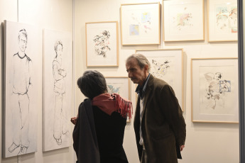 Buenos Aires, Argentina.- En las fotos tomadas el 25 de agosto del 2023, las personas visitan la 11º edición de la feria de arte BADA (Buenos Aires Directo de Artista) en el predio La Rural en Buenos Aires, Argentina. La feria, mantiene su objetivo desde la primera edición, que es vincular en forma directa al artista con el comprador. El sistema de intercambios que propicia, también se ha extendido fuera del país y lleva tres ediciones concretadas con base en Campo Marte (DF México) y en la ciudad de Madrid (España).