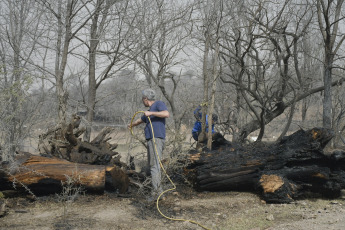 San Luis, Argentina.- The photos taken on August 22, 2023 show the forest fire on the San Luis mountains, which extends from the Native Park of the town of Potrero de los Funes, to the Cerros Colorados neighborhood of the city of Juana Koslay. So far, it has been confirmed that some 15 families were evacuated in the area and that the fire destroyed several homes in the area, amid unfavorable conditions due to strong winds that reach 60 kilometers per hour and the great drought in the area.