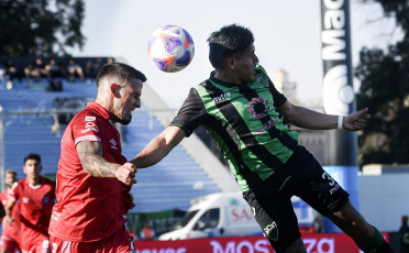 Córdoba, Argentina.- En las fotos tomadas el 31 de agosto del 2023, durante el partido entre Argentinos Juniors y San Martín, de San Juan en el estadio Julio César Villagra, de Belgrano de Córdoba, en los octavos de final de la Copa Argentina. Con un gol de Alexis Vega a los 88 minutos, sobre el cierre del encuentro, los sanjuaninos provocaron otro impacto fuerte en el torneo más federal del fútbol argentino, ya que habían eliminado a Vélez Sarsfield.