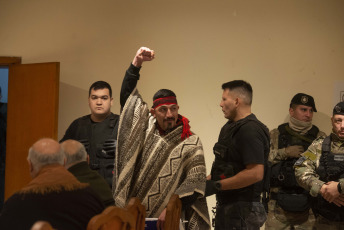 Rio Negro, Argentina.- En las fotos tomadas el 31 de julio del 2023, el dirigente mapuche Facundo Jones Huala (centrto) durante el juicio de extradición en su contra. El Juez federal Gustavo Villanueva, habilitó la extradición de Jones Huala que había sido solicitada por el Estado chileno. Prófugo de la Justicia chilena desde febrero de 2022 y detenido en Argentina en enero pasado, Huala fue condenado por delitos de incendio y porte ilegal de armas cometidos en Chile en 2013.