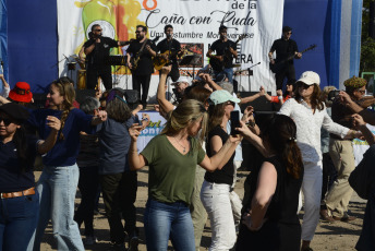 Santa Fe, Argentina.- En las fotos tomadas el 7 de agosto del 2023, durante la octava edición del Festival de la Caña con Ruda que se llevó a cabo en la localidad de Monte Vera, situada al norte de la ciudad de Santa Fe, donde se degustó la famosa caña con ruda Don Paulino, de producción propia del almacén que tiene más de 80 años de historia y que reunió propuestas musicales, gastronómicas y ferias de artesanos.