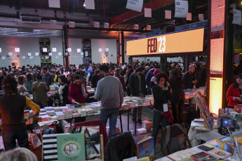 Buenos Aires, Argentina.- En las fotos tomadas el 4 de agosto del 2023, las personas asisten a la 12° Feria de Editores en Buenos Aires. Desde este jueves y hasta el domingo 6 de agosto en el Complejo Art Media se realizará una nueva edición de la FED, encuentro que se ha convertido con el tiempo en expresión cultural de una época. Además de las mesas en las que los editores exhibirán sus libros, se establecerán encuentros y diálogos con sus lectores.