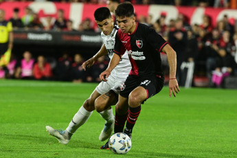 Rosario, Argentina.- In the photos taken on August 21, 2023, during the match between Newell's and Central Córdoba de Santiago del Estero for date 1 of Zone B of the 2023 Professional League Cup at the Marcelo Bielsa stadium. Newell's beat Central Córdoba 2-0 with goals from Gustavo Damián Canto (against) and Brian Nicolás Aguirre.