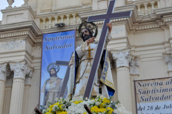 Jujuy, Argentina.- In the photos taken on August 7, 2023, hundreds of Jujuy faithful celebrated the Holy Savior, patron saint of the capital city and of the Diocese of Jujuy, with a procession through the central streets and a concelebrated mass, which It was held in the Basilica Cathedral Church. The veneration has its origins in the very foundation of the city.