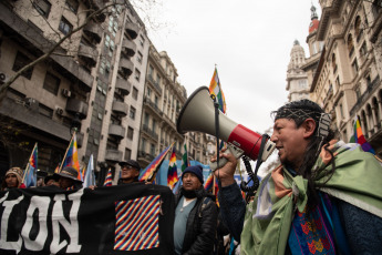 Buenos Aires, Argentina.- En las fotos tomadas el 23 de agosto del 2023, el Tercer Malón de la Paz realizó una movilización en el centro porteño y un acto frente al Congreso. A casi dos meses del comienzo de las protestas en Jujuy contra la reforma constitucional -impulsada por el gobernador Gerardo Morales-, organizaciones de derechos humanos realizaron un llamamiento urgente ante la ONU por la criminalización de los manifestantes y la detención del abogado Alberto Nallar, el magistrado jujeño que cumple con una prisión preventiva domiciliaria desde el pasado 12 de junio cuando fue arrestado en el marco de los piquetes en la provincia.