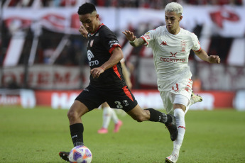 Santa Fe, Argentina.- In the photos taken on August 9, 2023, during the match between Huracán and Instituto at the Brigadier General Estanislao Lopez stadium in Santa Fe for the round of 16 of the Argentine Cup. Huracán defeated Instituto de Córdoba 2-0. El Globo prevailed with goals from Walter Mazzantti and Juan Gauto and will face Racing in the round of 16.