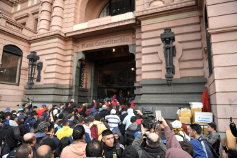 Buenos Aires, Argentina.- En las fotos tomadas el 10 de agosto del 2023, muestra los incidentes ocurridos por un grupo de pasajeros afectados por las demoras en medio de las protestas sobre las vías del Tren Roca. El corte afectó el servicio en la estación Constitución, lo que provocó caos en el lugar. Los usuarios de trenes comenzaron a amucharse en las inmediaciones y varios de ellos descargaron su enojo contras las instalaciones, arrojando objetos contundentes.