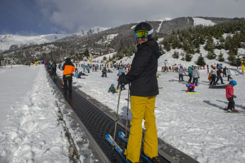 Bariloche, Argentina.- En las fotos tomadas el 23 de agosto del 2023, muestra la ciudad de Bariloche en medio de las intensas nevadas. Las zonas altas de la Ruta Nacional 40 entre Bariloche y El Bolsón presentan nieve, por eso Vialidad Nacional solicitó extremar las medidas de precaución al conducir, además el parque nacional Nahuel Huapi informó el cierre de senderos por lluvias y viento.