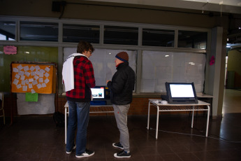 Buenos Aires, Argentina.- En las fotos tomadas el 13 de agosto del 2023, argentinos emiten su voto en diferentes establecimientos habilitados para sufragar en Buenos Aires, Argentina. Los argentinos votaron el domingo en una elección primaria crítica que proporciona las expectativas para la votación general dos meses después. Las urnas terminaron oficialmente a las 6 p. m., hora local, y la gente todavía esperaba en largas filas para emitir los votos finales. Alrededor del 62