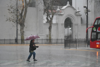 Buenos Aires, Argentina.- In the photos taken on August 17, 2023, it shows the streets of Buenos Aires in the middle of a storm. Montevideo, still under a serious water crisis, experiences heavy rains and a storm accompanied by lightning. The instability affects the two capitals of the Río de la Plata region with forecasts of rain and storms in the Montevideo and Buenos Aires areas. Therefore, in isolation, severe weather damage cannot be ruled out.