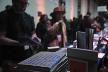 Buenos Aires, Argentina.- En las fotos tomadas el 4 de agosto del 2023, las personas asisten a la 12° Feria de Editores en Buenos Aires. Desde este jueves y hasta el domingo 6 de agosto en el Complejo Art Media se realizará una nueva edición de la FED, encuentro que se ha convertido con el tiempo en expresión cultural de una época. Además de las mesas en las que los editores exhibirán sus libros, se establecerán encuentros y diálogos con sus lectores.