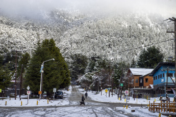 Bariloche, Argentina.- En las fotos tomadas el 23 de agosto del 2023, muestra la ciudad de Bariloche en medio de las intensas nevadas. Las zonas altas de la Ruta Nacional 40 entre Bariloche y El Bolsón presentan nieve, por eso Vialidad Nacional solicitó extremar las medidas de precaución al conducir, además el parque nacional Nahuel Huapi informó el cierre de senderos por lluvias y viento.