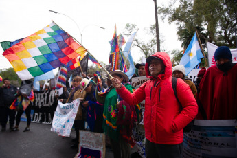 Buenos Aires, Argentina.- En las fotos tomadas el 4 de agosto del 2023, tras rechazo de la Corte Suprema, el Tercer Malón de la Paz protesta frente a la Plaza de Mayo. Integrantes de pueblos indígenas argentinos aseguraron que continuarán una vigilia iniciada el martes frente al capitalino Palacio de Tribunales para denunciar la violencia e irregularidades del gobierno de la provincia de Jujuy.