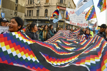 Buenos Aires, Argentina.- En las fotos tomadas el 9 de agosto del 2023, representantes de 400 comunidades indígenas, continúan acampando frente a la Corte Suprema de Justicia en espera del fallo sobre la violencia en Jujuy. A menos de una semana de las elecciones Primarias Abiertas, Simultáneas y Obligatorias (Paso), indígenas de Argentina exigen que se declare la inconstitucionalidad de la reforma de la carta magna jujeña que impuso el gobernador Gerardo Morales.