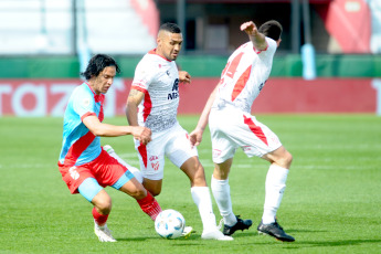 Sarandí, Argentina.- En las fotos tomadas el 20 de agosto del 2023, durante el partido entre Arsenal de Sarandí e Instituto de Córdoba en un partido válido por la primera fecha de la Zona A de la Copa de la Liga en el Estadio Julio Humberto Grondona. Instituto venció por 1-0 a Arsenal como visitante. El gol fue marcado por Adrián Martínez, a los 21 minutos. En la próxima fecha, Arsenal se medirá con Argentinos Juniors, mientras que Instituto tendrá como rival a Atlético Tucumán.