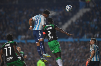 Buenos Aires, Argentina.- En las fotos tomadas el 10 de agosto del 2023, durante el partido entre Racing Club y Atlético Nacional en el estadio Presidente Perón por la vuelta de los octavos de final de la Copa Libertadores de América. El argentino Racing se clasificó a los cuartos de final de la Copa Libertadores 2023 al golear por 3-0 (parcial 1-0) al colombiano Atlético Nacional.