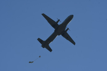 Corrientes, Argentina.- En las fotos tomadas el 2 de agosto del 2023, más de 1.300 efectivos de las Fuerzas Armadas de Argentina y de Brasil protagonizaron el ejercicio combinado "Arandú", en el que simularon proteger parte del territorio de la provincia de Corrientes de una ficticia invasión al sur de los esteros del Iberá. La finalidad de este ejercicio combinado es robustecer e incrementar la interoperabilidad de las fuerzas participantes y los lazos de comunicación entre los ejércitos de ambos países de acuerdo a lo expresado en el convenio bilateral del año 2020.