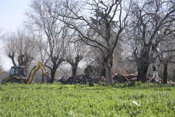 Buenos Aires, Argentina.- En las fotos tomadas el 25 de agosto del 2023, peritos de la Policía Científica, bomberos y brigadas caninas realizaron una inspección en un predio en la localidad bonaerense de General Rodríguez para determinar si una casa ya demolida se trató del lugar donde asesinaron al empresario Fernando Pérez Algaba, el comerciante que fue hallado descuartizado en una valija en Ingeniero Budge, provincia de Buenos Aires. El crimen, fue “premeditado, cometido entre varios, con alevosía y por codicia”, consideraron los investigadores de la Unidad Funcional de Instrucción (UFI) N°5 de Lomas de Zamora , a cargo de la causa.