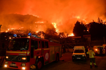 San Luis, Argentina.- The photos taken on August 22, 2023 show the forest fire on the San Luis mountains, which extends from the Native Park of the town of Potrero de los Funes, to the Cerros Colorados neighborhood of the city of Juana Koslay. So far, it has been confirmed that some 15 families were evacuated in the area and that the fire destroyed several homes in the area, amid unfavorable conditions due to strong winds that reach 60 kilometers per hour and the great drought in the area.