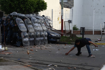 Buenos Aires, Argentina.- En las fotos tomadas el 9 de agosto del 2023, familiares y vecinos reclaman justicia frente a la escuela donde estudiaba una nena de 11 años que murió tras ser asaltada y golpeada cuando llegaba a la escuela en Lanús Oeste, provincia de Buenos Aires. La niña, fue asaltada por dos hombres a bordo de una motocicleta, una modalidad conocida coloquialmente como "motochorros". Por el hecho hay dos hombres detenidos, ambos mayores de edad, según informaron el Ministerio Público Fiscal (MPF) y la Policía.