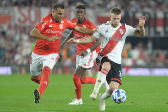 Buenos Aires, Argentina.- En las fotos tomadas el 1 de agosto del 2023, durante el partido entre River Plate y el brasileño Inter de Porto Alegre por la ida de los octavos de final de la Copa Libertadores 2023 en el Estadio Monumental. River Plate derrotó como local a Porto Alegre por 2-1, ante más de 85.000 espectadores. El ecuatoriano Enner Valencia (45+1) puso al frente al equipo brasileño, pero River lo dio vuelta en el segundo tiempo con un doblete de Pablo Solari (65 y 78), que entró como suplente.