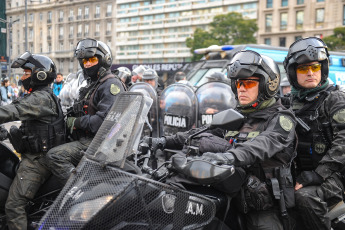 Buenos Aires, Argentina.- En las fotos tomadas el 10 de agosto del 2023, familiares y amigos realizan una protesta para exigir justicia tras la muerte de un manifestante en Buenos Aires, la capital de Argentina, tras supuestamente sufrir un infarto después de ser detenido por la Policía durante una protesta contra el sistema electoral frente al Obelisco.